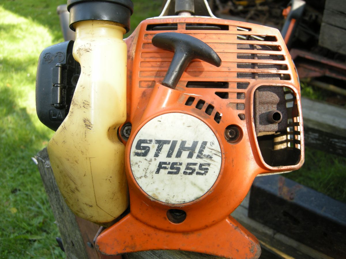 STIHL FS 55 R-CE Brushcutter with AutoCut® C 26-2 & 2-Tooth Grass Blade